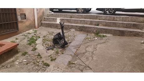 Monreale, carcassa di scooter giace in strada: pericolo in via Nicolosi