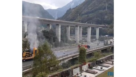 Camion a fuoco sulla SS13, morto l'autista