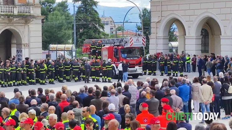 Piazza San Giustino accoglie Emanuele e Nico per l'ultimo saluto: le bare a bordo dell'autoscala [FOTO] - ChietiToday