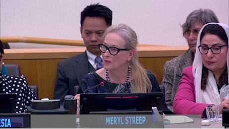 Meryl Streep, l'appello per le donne afghane: A Kabul un gatto o uno scoiattolo hanno più diritti di una ragazza