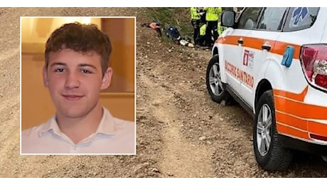 Tragedia in una cava, Pietro Cadei è morto a 20 anni facendo motocross: il giovane si è schiantato contro un palo sotto gli occhi degli amici