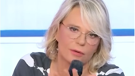 ''Quel cretino mi ha fatto ribollire il sangue, ero una iena'': Maria De Filippi racconta l'arrabbiatura sull'eredità di Maurizio Costanzo