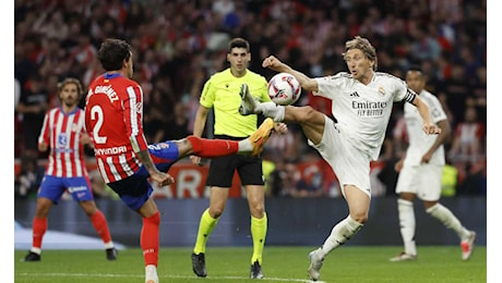 L'Atletico Madrid riprende il Real Madrid in un derby infinito: 1-1 con partita sospesa per 20'