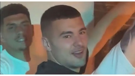 Canta Napoli, fazzolettata con 'O surdato 'nnammurato e Abbracciame: azzurri scatenati alla cena | VIDEO