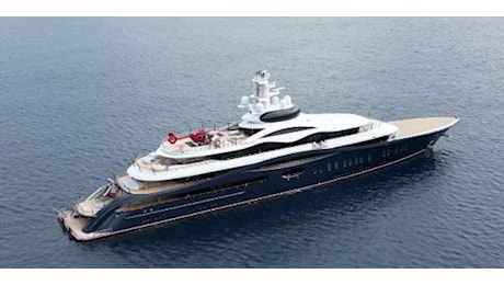 Zuckerberg a Taormina col suo mega yacht da 118 metri: dopo le Eolie, un tuffo nella perla dello Ionio per il patron di Meta