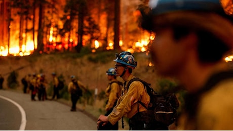 Bruciano i parchi della California: divorati 140 mila ettari di terra. Il fumo arriva sulla costa Est