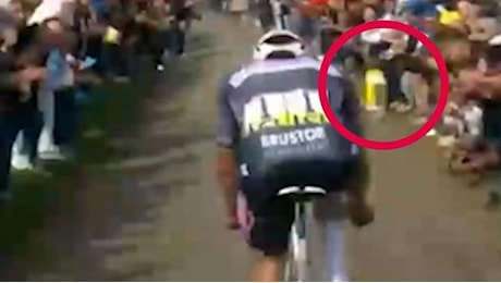Van Der Poel colpito in faccia da una borraccia lanciata da uno spettatore durante la Parigi-Roubaix