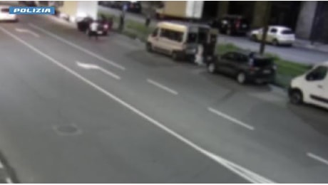 Milano, la drammatica sequenza dell'omicidio di Jhonny in via Varsavia nelle immagini delle telecamere