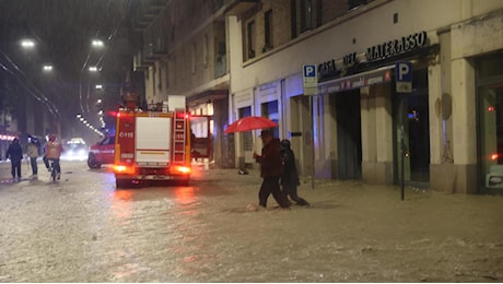 Maltempo, Bologna travolta dalla pioggia, esonda il Ravone. Acqua e fango nelle strade, blackout. Lepore: “Non uscite di casa, la priorità è salvare le persone in difficoltà”