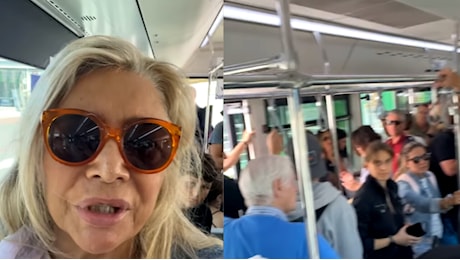 Mara Venier bloccata sul bus all'aeroporto perché il volo non parte: la video-denuncia