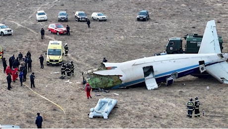 Aereo partito da Baku precipitato in Kazakistan: decine di sopravvissuti