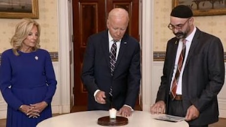 7 ottobre, Biden accende un candela alla Casa Bianca