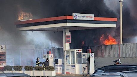 Brucia cabina elettrica, fumo e traffico in tilt a Fuorigrotta. Incendio spento, area senza energia