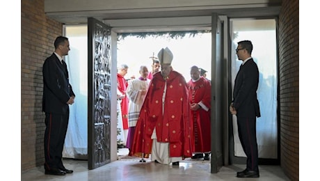 Papa Francesco apre la Porta Santa a Rebibbia: Un messaggio di speranza e inclusione