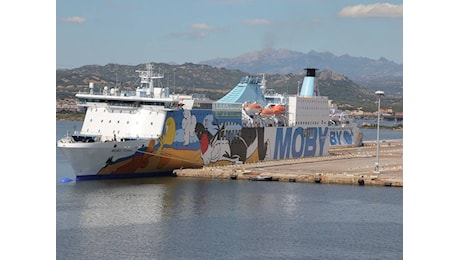 Paura sul traghetto Moby Tommy, uomo cade in mare. Ricerche in corso