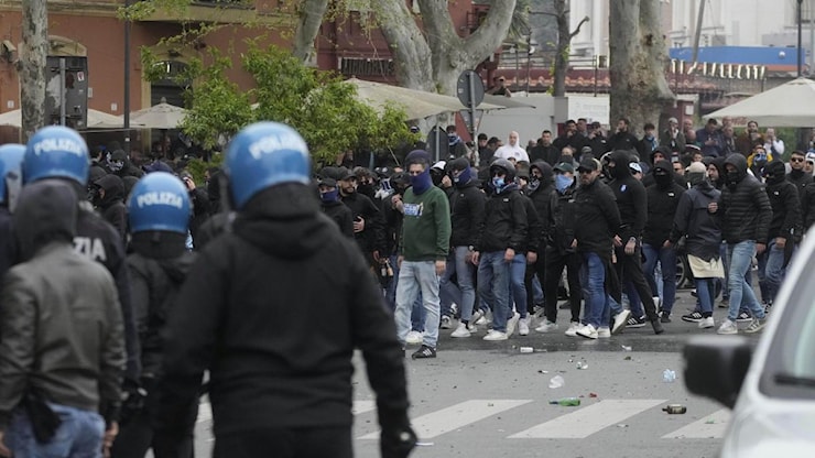 Scontri prima di Lazio-Roma: altri 6 arrestati. Indagini in corso su altri tifosi, anche stranieri - La Gazzetta dello Sport Scontri prima di Lazio-Roma: altri 6 arrestati. Indagini in corso su altri tifosi, anche stranieri - La Gazzetta dello Sport