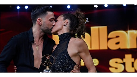 Ballando con le stelle, trionfano gli innamorati Bianca Guaccero e il palermitano Giovanni Pernice: la scintilla dietro le quinte