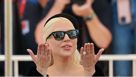 Lady Gaga arriva al Festival di Venezia 2024 con l'anello di fidanzamento. È il terzo!