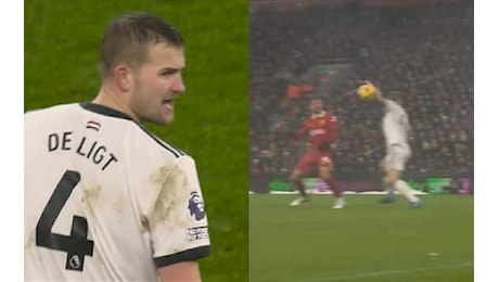 Liverpool-Manchester United, il video di De Ligt che la tocca di mano e provoca rigore