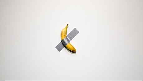 Va all’asta la banana con lo scotch: quanto vale Comedian, l’opera di Maurizio Cattelan