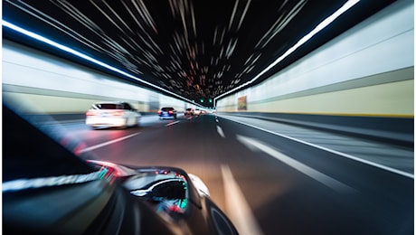 Sfreccia a oltre 300 km/h in autostrada, una follia che poteva costare molto cara