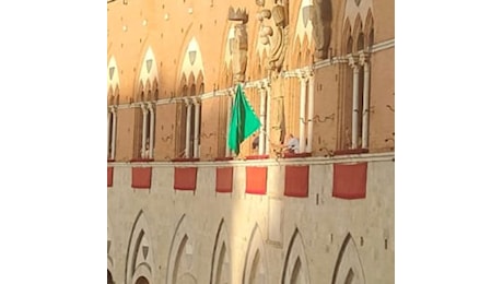 Palio di Siena 2 luglio: piove durante la mossa, esposta la bandiera verde