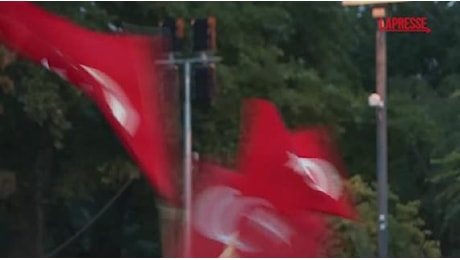 I tifosi della Turchia festeggiano la vittoria contro l'Austria: bandiere e cori nel centro di Vienna