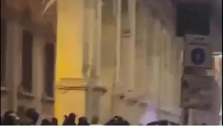 L'aggressione degli ultrà rossoblù ai tifosi del Lille a Bologna