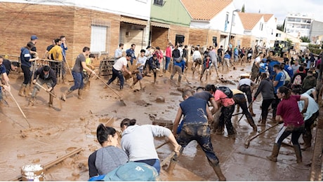 A Valencia tra angeli e sciacalli. Migliaia di persone in strada ad aiutare: “Siamo noi la vera protezione civile”