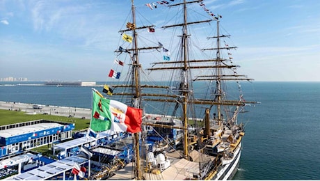 L'Amerigo Vespucci si veste a festa per il national day del Qatar a Doha