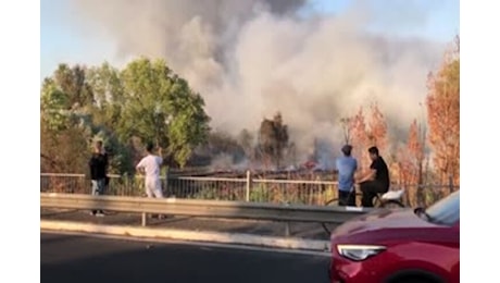 Incendio a Roma est, timori per le esalazioni: evacuate 40 persone