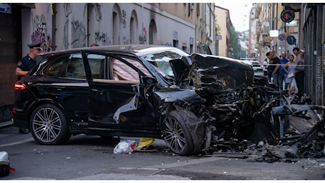 Con il suv Porsche contro la vetrina di un negozio, morti marito e moglie. Lo schianto fortissimo: «Come un'esplosione»