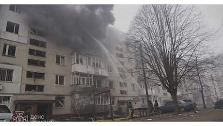 Ucraina, la Russia bombarda la città di Sumy. Il sindaco: “Ci sono almeno 20 morti”