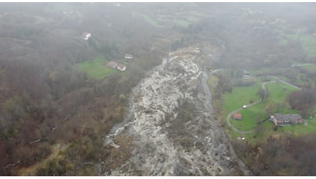 Appennino, allarme a Boccassuolo spaccata in due da una frana