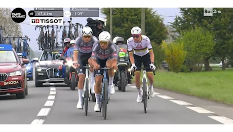 Parigi-Roubaix 2025 - Un terzetto in testa: Pogacar, van der Poel, Philipsen - Video