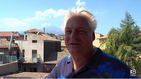 Cronaca Etna, vulcanologo Boris Behncke: il cono del cratere voragine cresce in tempi record. Video