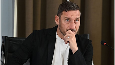 Francesco Totti indagato per omessa dichiarazione dei redditi: dai debiti di gioco agli spot, tutte le ombre