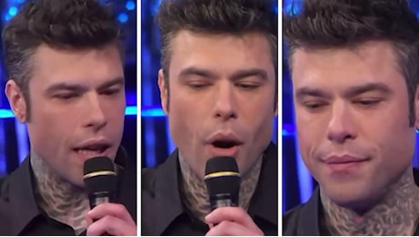 Fedez confuso e distratto a Sarà Sanremo: Carlo Conti lo accompagna fuori