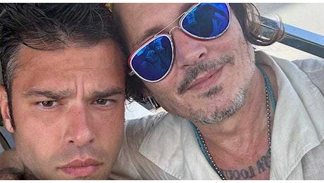 Fedez in Costa Azzurra con Johnny Depp, le foto sorprendono i fan: che ci fa con l'attore americano?