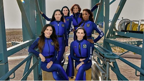 Lady Bezos e Katy Perry alla conquista dello spazio: è rientrata sulla terra la navicella Blue Origin