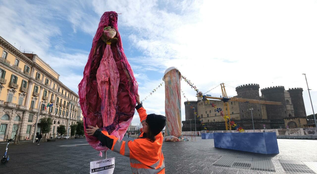 Napoli, Una 'vagina' Accanto All'opera Di Pesce: In Piazza Municipio La ...