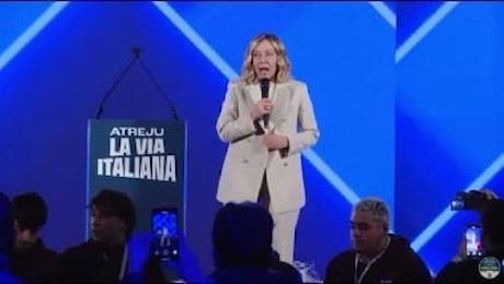 Meloni presenta Milei ad Atreju, il pubblico esulta urlando Libertà