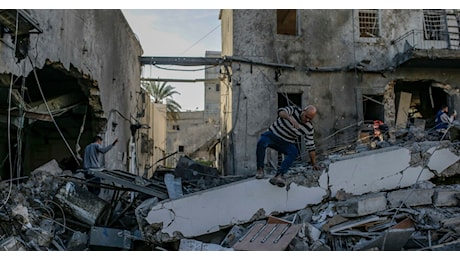 Gaza, Israele bombarda l’ospedale Battista: distrutto il pronto soccorso. Hamas: “Un altro crimine orribile”