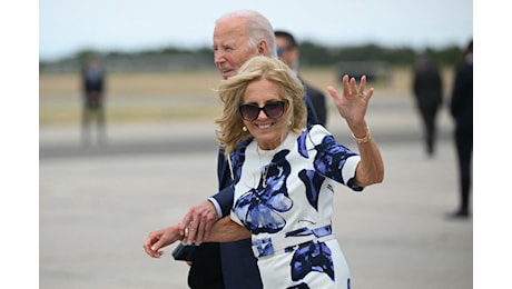 Biden e il disastro al dibattito, la difesa della moglie Jill: Non è giovane, ma...