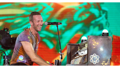 Coldplay. Chris Martin invita due fan a cantare con lui sul palco. Il video
