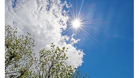 Cielo grigio per giorni: sole e gelo lasciano spazio a nuvole e temperature più alte