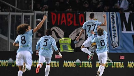 La Lazio la spunta solo nel finale contro un Lecce in 10 per 45': gol e highlights