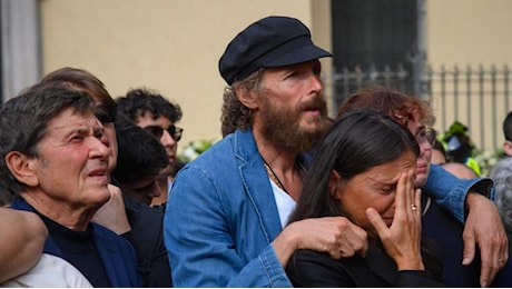 Luca Salvadori, i funerali a Milano: da Jovanotti a Guido Meda, presenti in migliaia