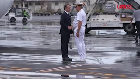 VIDEO Francia, Macron arrivato a Mayotte per valutare danni ciclone Chido