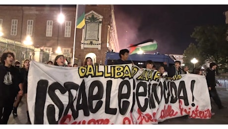 Torino, manifestanti pro Palestina in piazza nonostante il divieto della Questura: cori e striscioni anche contro Meloni